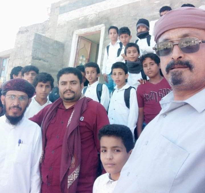 مبادرة إنسانية نفذها عدد من معلمي وطلاب مدرسة رخمة بيافع بزيارة أحد الطلاب الذي تعرض لحادث مروري