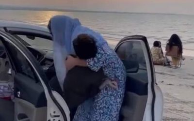 الجنة تحت أقدام الأمهات.. أم تحمل ابنها المصاب بالإعاقة للتنزه على البحر وتثير التفاعل