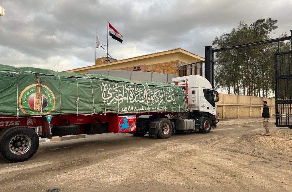 بتوجيهات شيخ_الأزهر.. القافلة الثَّالثة لبيت الزكاة تعبر ميناء رفح البري دعمًا لـ غـ .، ـزة