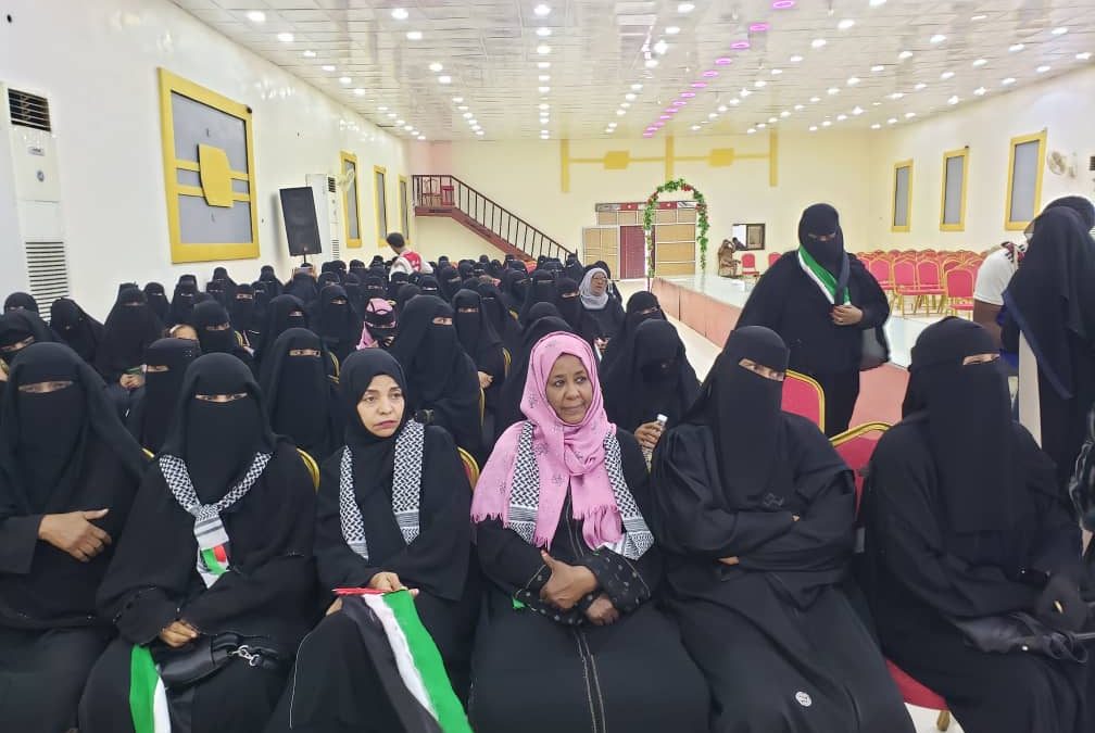 الشؤون الاجتماعية وإدارة المرأة والطفل بانتقالي أبين يشاركن في الوقفة التضامنية وتوزيع المشاريع الصغيرة لاتحاد النساء بالمحافظة