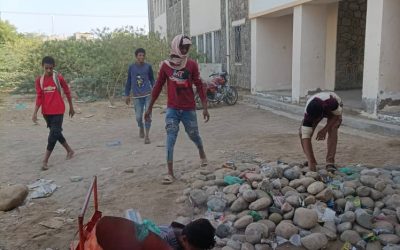 طلاب ثانوية الصديق بزنجبار يقومون بإزالة الأشجار الشوكية وزراعة وغرس عدداً من الأشجار وتنظيف وتنظيم ساحة المدرسة