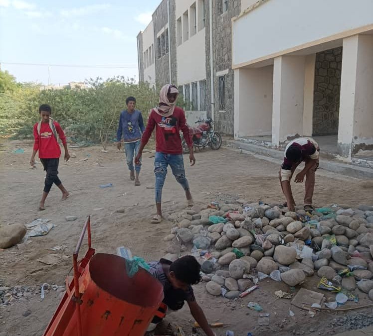 طلاب ثانوية الصديق بزنجبار يقومون بإزالة الأشجار الشوكية وزراعة وغرس عدداً من الأشجار وتنظيف وتنظيم ساحة المدرسة