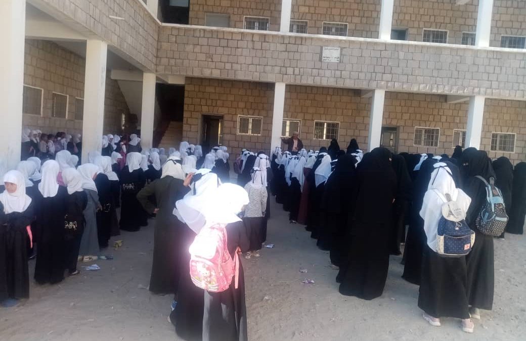 رئيس القيادة المحلية لانتقالي سرار يافع يزور مجمع البنات سرار