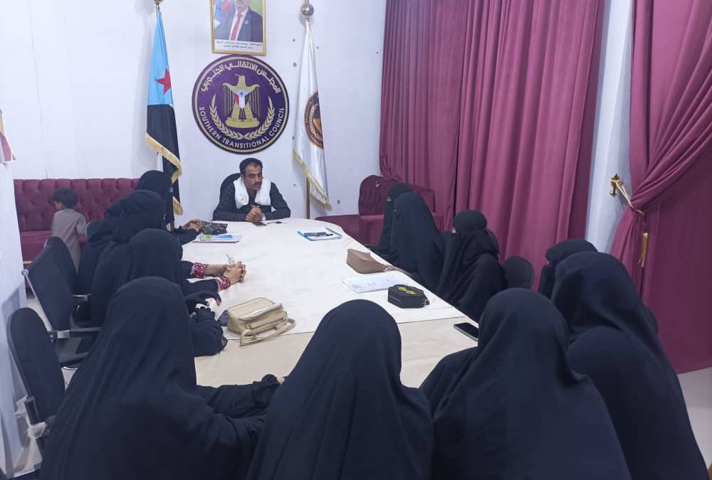 نائب رئيس انتقالي المهرة يلتقي بمندوبات طالبات الجامعة و المعاهد من مديريات المحافظة