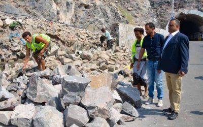 العاصمة عدن.. مدير التواهي يتفقد مشروع بناء الجدار الساند بمنطقة جولدمور