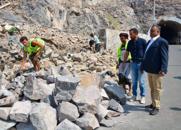العاصمة عدن.. مدير التواهي يتفقد مشروع بناء الجدار الساند بمنطقة جولدمور