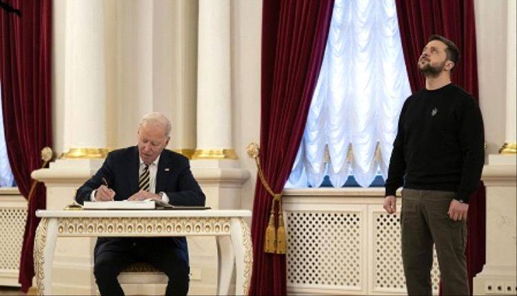 الغرب يتخلى عن أوكرانيا ويجبر زيلينسكي على التفاوض