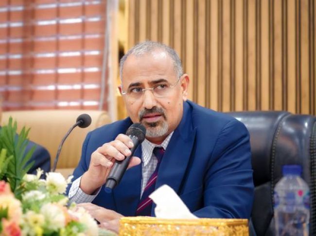 تضحياتهم جسيمة.. الرئيس الزُبيدي يطالب بتمكين القدرات الشابة في عدن