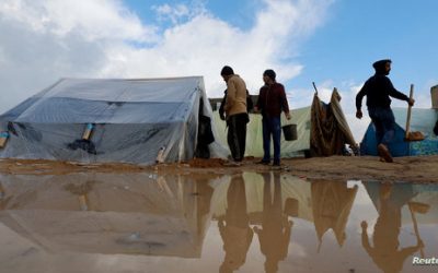 ليس لدينا ما يبقينا دافئين”.. الشتاء يفاقم الأوضاع الصعبة للنازحين في غزة