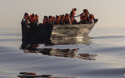 بعد غرق قاربهم.. انتشال جثث مهاجرين قبالة جزر الكناري