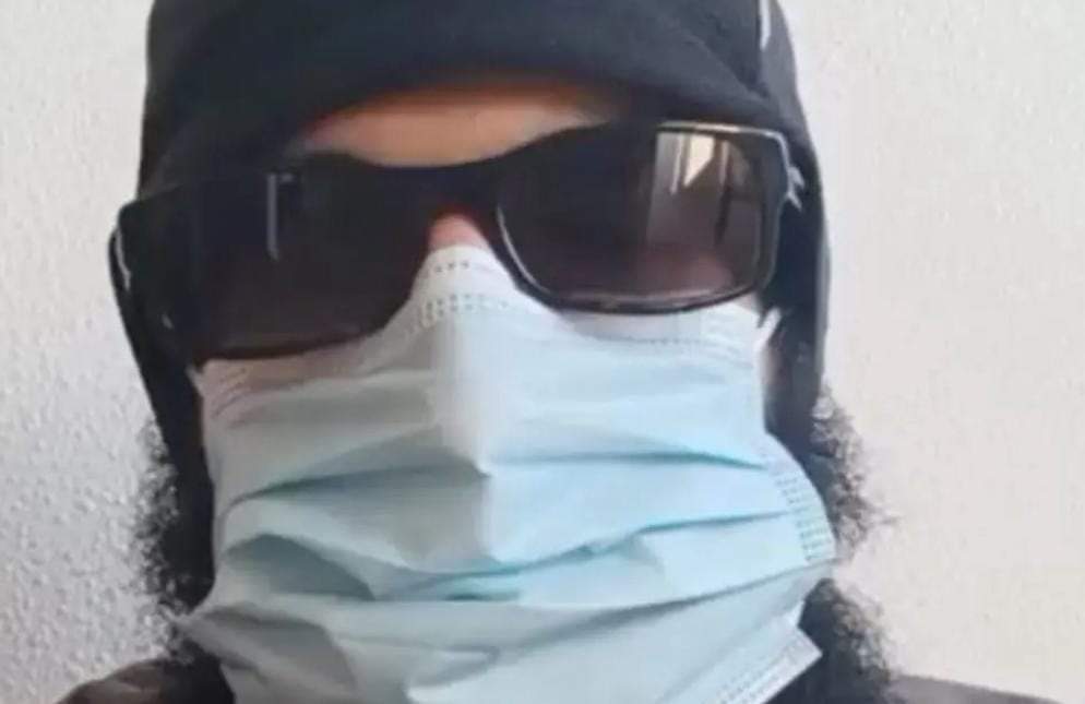 بسكين ومطرقة روّع باريس.. أول صورة لمهاجم برج إيفل