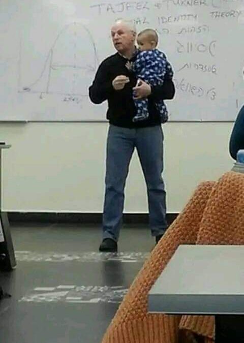 كيف تصرف استاذ جامعي في لحظة اكتشاف طفل يبكي في محاضرته ؟!