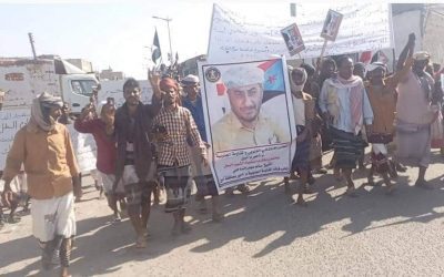 بمسيرة حاشدة… أبناء مديرية أحور يحيون الذكرى الرابعة لاستشهاد الشيخ سالم عوض الساحمي