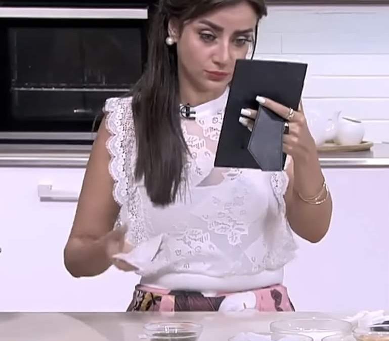 المذيعة المصرية رضوى الشربيني تزيل “الميك آب” الخاص بها على الهواء مباشرة لإثبات جمالها لمتابعينها