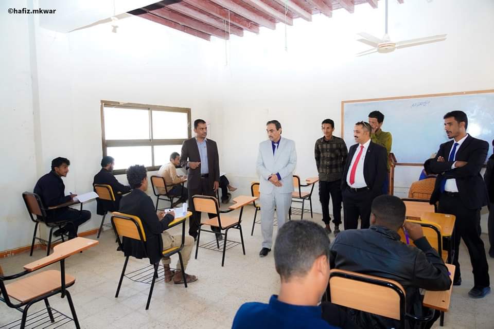 الامين العام للمجلس المحلي يدشن الامتحانات الفصلية في كلية المجتمع شبوة.