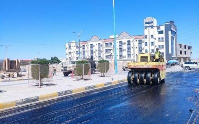 بتمويل السلطة المحلية.. الفرق الفنية للمؤسسة العامة للطرق تواصل تنفيذ اعمال صيانة وتأهيل شوارع مدينة عتق