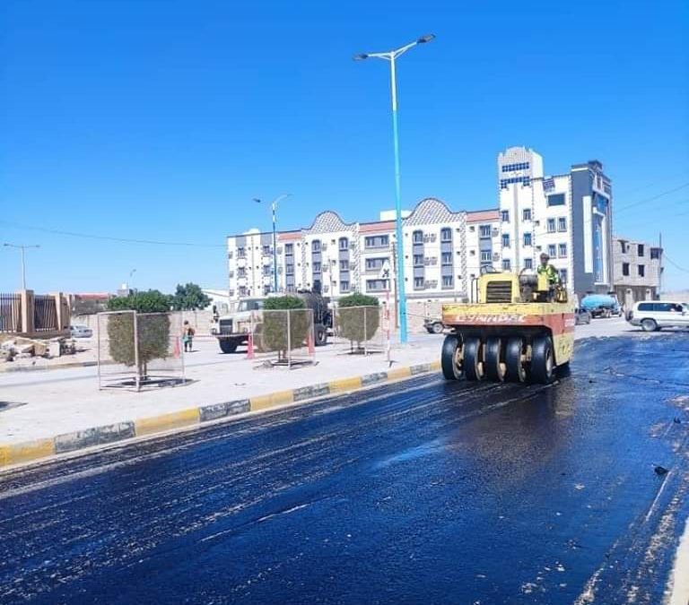 بتمويل السلطة المحلية.. الفرق الفنية للمؤسسة العامة للطرق تواصل تنفيذ اعمال صيانة وتأهيل شوارع مدينة عتق
