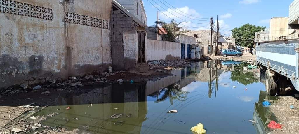 كارثة بيئية وصحية.. مياه المجاري تهدد بانهيار مسجد الرحمن بالممدارة