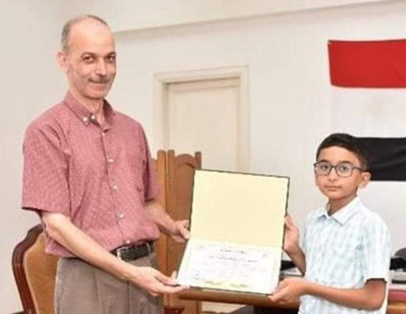 طفل مصري يلفت الأنظار بعد انتقاله من الابتدائية الى الجامعة