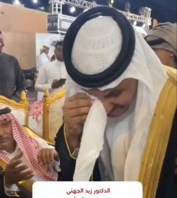 ليلة العمر تتحول إلى دموع.. عريس ينهار بالبكاء بعدما تفاجأ بحضور أستاذه في الجامعة لحفل زفافه على كرسي متحرك