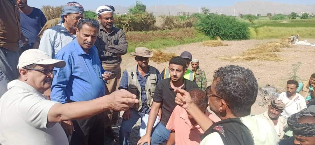محافظ أبين ينفذ نزول ميداني لتفقد أعمال شق الطرقات بمشروع سد حسان