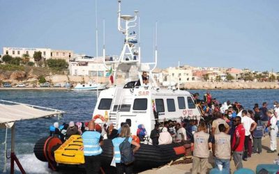مصرع عشرات المهاجرين بعد غرق قاربهم قبالة ليبيا