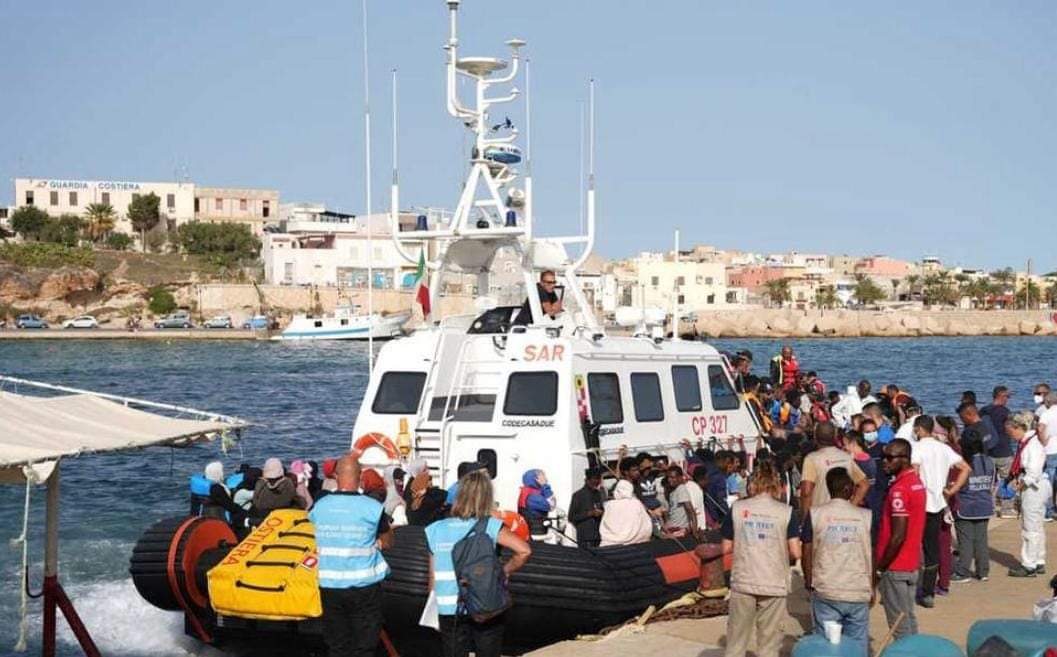 مصرع عشرات المهاجرين بعد غرق قاربهم قبالة ليبيا