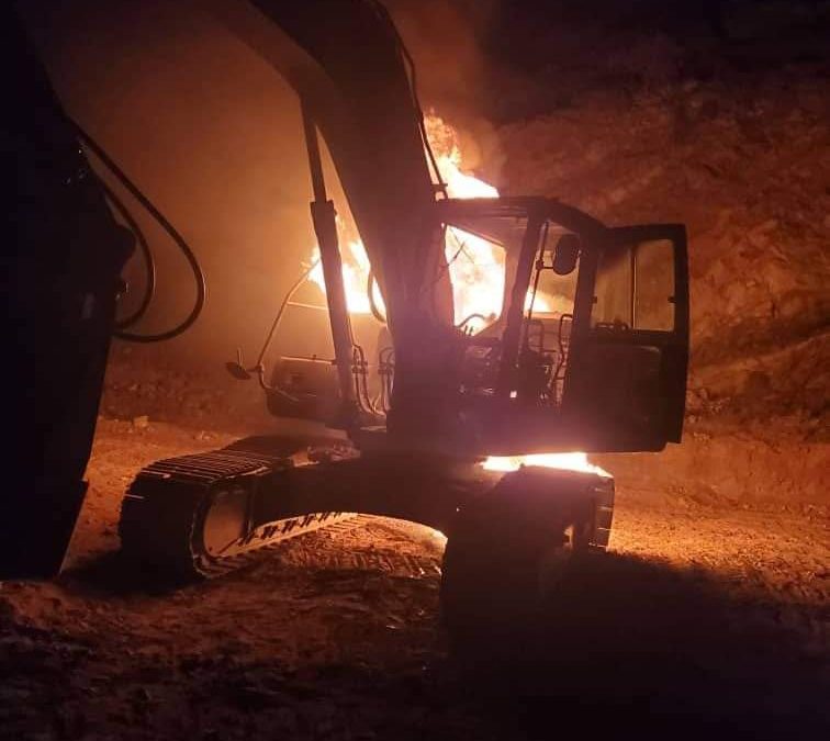 عاجل . الحزام الأمني أبين يلقي القبض على متهمين بإحراق “بوكلين” يتبع طريق باتيس رصد