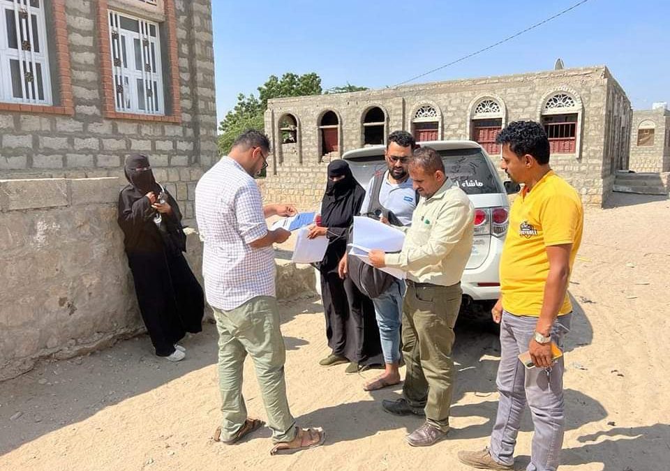 فريق المسح التغذوي التابع لمكتب الصحة يقوم بنزول الى مديرية أحور لكشف حالات سوء التغذية