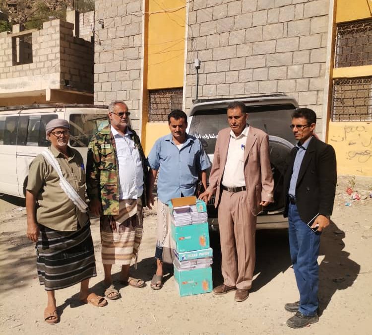 *رئيس الهيئة التنفيذية بيهر يسلم مدير التربية دفعة أولية من الكتاب المدرسي المطبوع لمدارس المديرية*