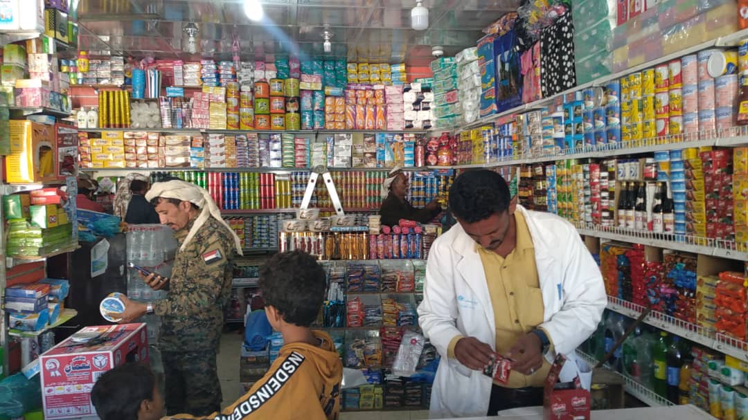 سباح يافع | بمشاركة الحزام الأمني الإدارة الاقتصادية  تنفذ حملة تفتيش على المحلات التجارية والصيدليات.