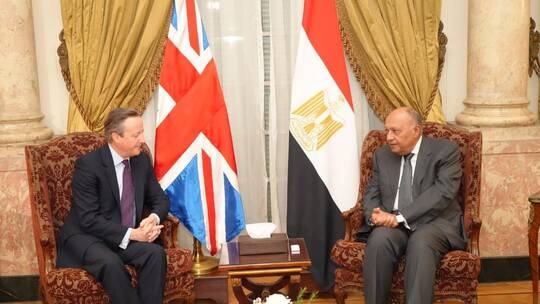 وزير خارجية مصر لنظيره البريطاني: المساعدات الإنسانية مكدسة في العريش ولا تمر بسبب إجراءات التفتيش