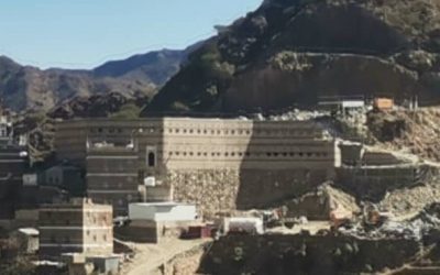 استمرار العمل في تشييد قلعة البيرق في منطقة رباط السنيدي بيافع رصد .