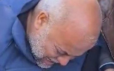 مراسل الجزيرة وائل الدحدوح يودّع زميله سامر أبو دقة للمرّة الأخيرة.
