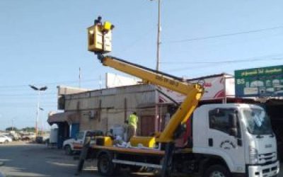 تنفيذا لتوجيهات المحافظ لملس :أشغال عدن يباشر اعمال الانارة بالطاقة الشمسية لخط الحسوة