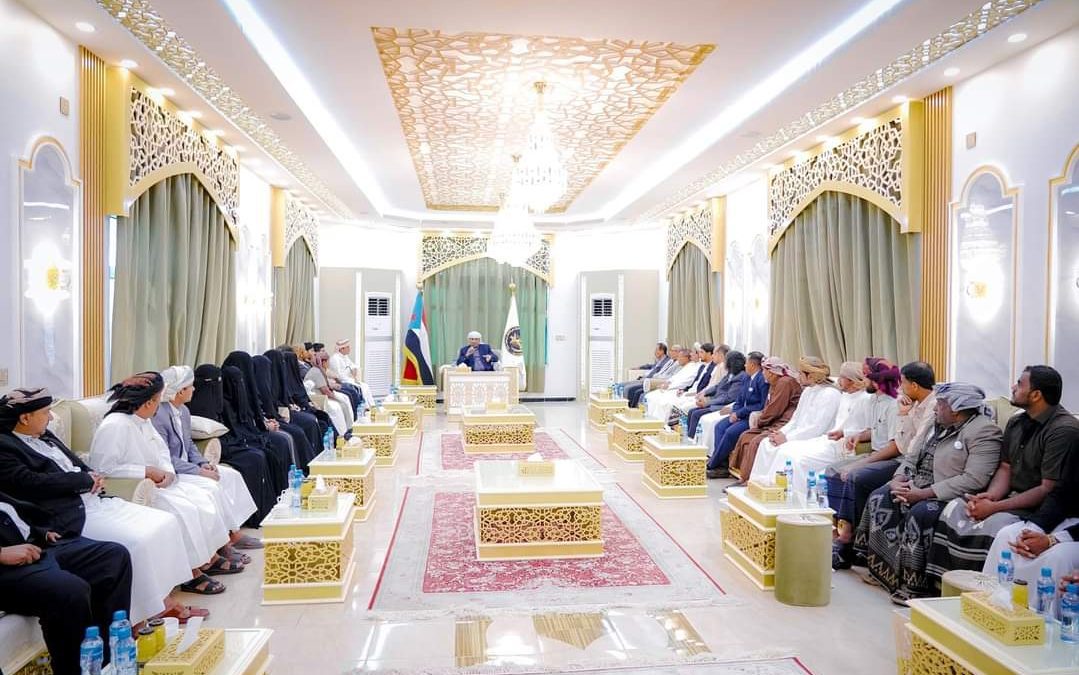 الرئيس الزُبيدي يستقبل وفد محافظة المهرة المشارك في الاجتماع التأسيسي لمجلس العموم
