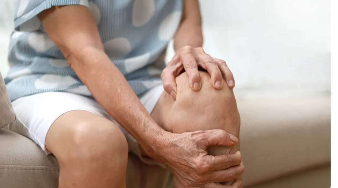 لهذه الأسباب تزداد آلام العظام والمفاصل في الشتاء.. وهذا هو الحل