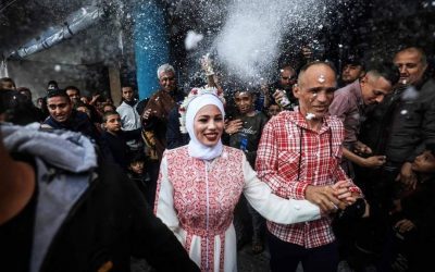 “شعب يحب الحياة رغم الموت”.. زفاف في غزة مع وصول الحرب ليومها الـ100