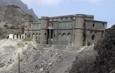 مدرسه جبل حديد اول مدرسه افتتحها الاستعمار البريطاني في عدن لتعليم ابناء السلاطين ومشائخ مناطق الجنوب العربيه