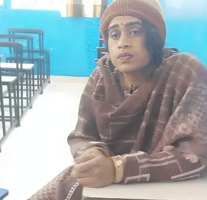 حتى يفوز بحبها.. شاب هندي ينتحل شخصية حبيبته ويضع أحمر شفاه ويؤدي الامتحان بدلا منها
