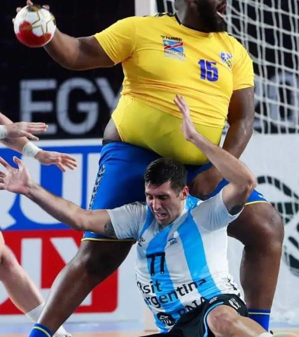 وزنه 137 كيلوغرامًا.. لاعب كرة يد يرعب اللاعبين في #مصر قبل مواجهتهم بسبب حجمه