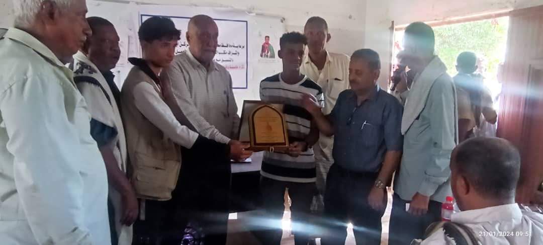 مؤسسة باقادر تكرم  لاعب  الفجر الجديد  محمد ناصر فضل (عبسي)