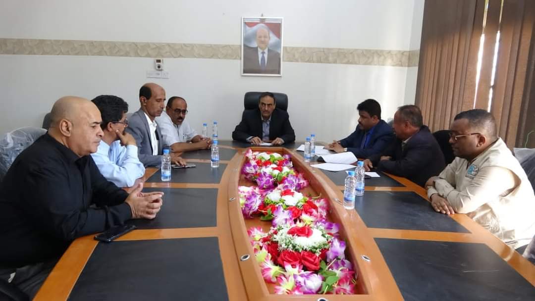 برعاية المحافظ بن الوزير وبدعم الصندوق الاجتماعي..هشله يصادق على عقد إنشاء مدرسة الأوائل بمدينة عتق