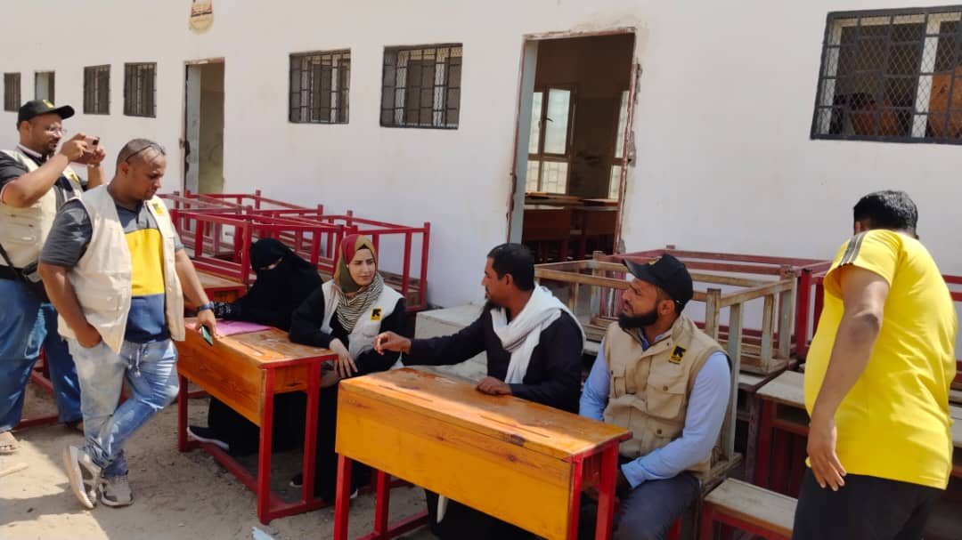 مدير عام خنفر “اليوسفي” يتفقد عدد من المشاريع التي تنفذها لجنة الإنقاذ الدولية IRC بالمديرية.