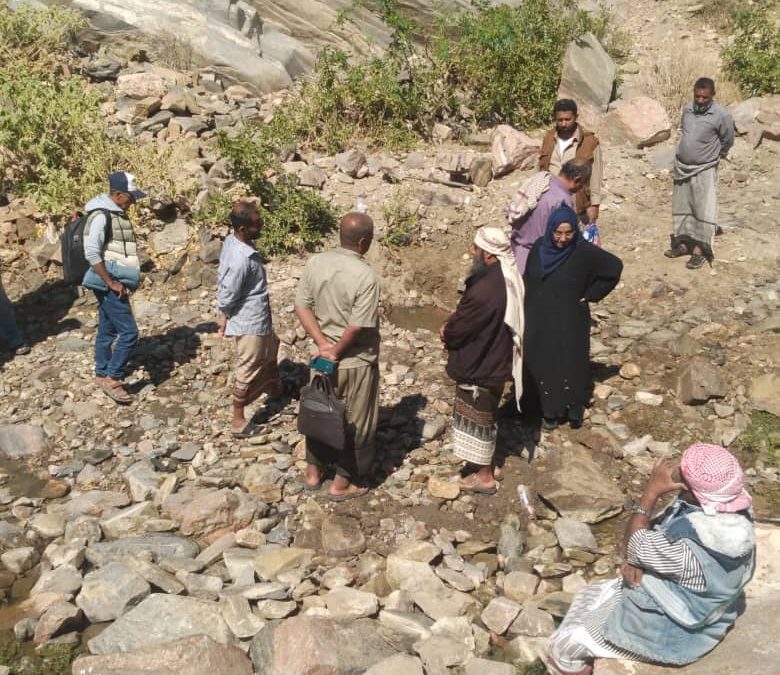 فريق المسح الميداني للصندوق الاجتماعي للتنمية يزور موقع الحاجز المائي في مديرية سرار.