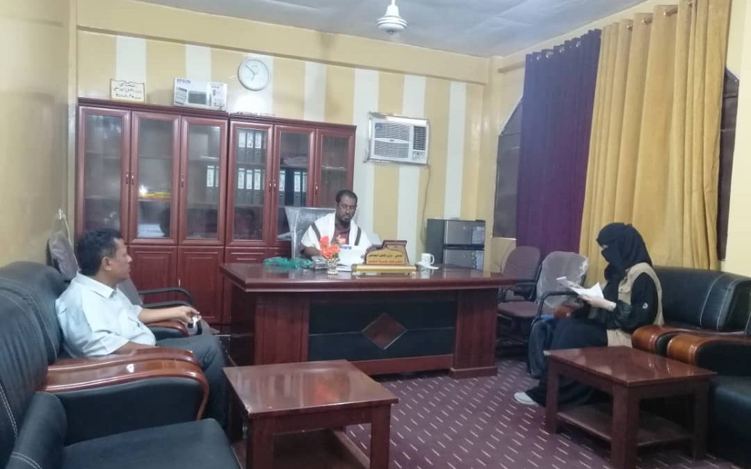 مدير عام خنفر “اليوسفي”  يلتقي بمندوبة منظمة كير قسم الصحة