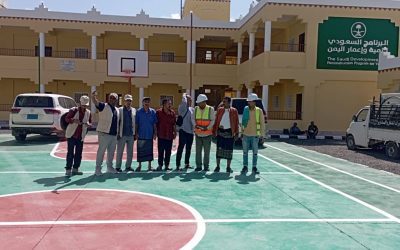 مدير عام المسيمير حاميم الحوشبي يطلع على سير التشطيبات النهائية لمدرسة البنات النموذجية