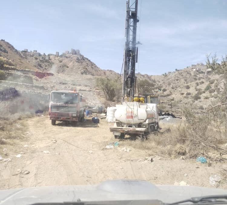 استمرار الجهود في البحث عن حلول دائمة لمشاكل المياه في مناطق شعب العرمي بيافع رصد