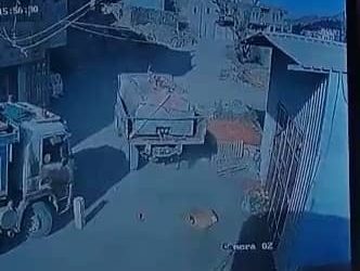 نجاة طفل تعرض لحادث دهس بسيارة (فيات) بالخطأ في سوق الرباط بيافع رصد.