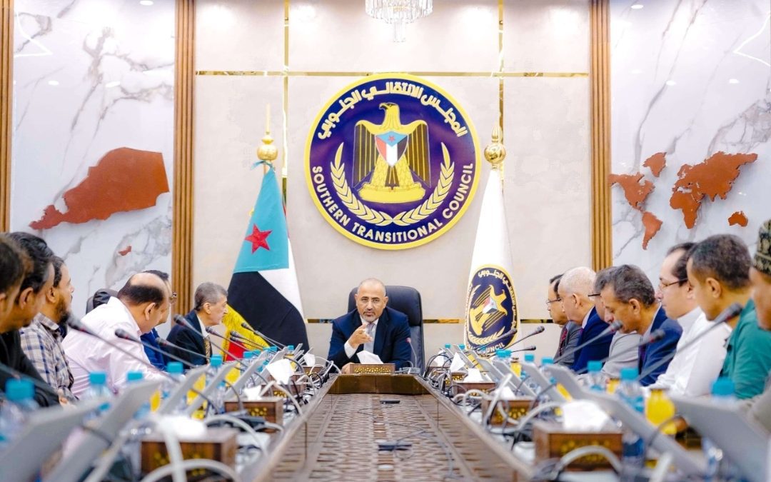 الرئيس الزُبيدي يجدد التزام المجلس الانتقالي والحكومة بتقديم كافة التسهيلات لرجال المال والأعمال